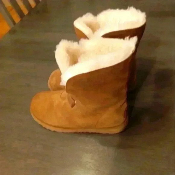 UGGS Removable Pom Like New - Picture 2 of 5